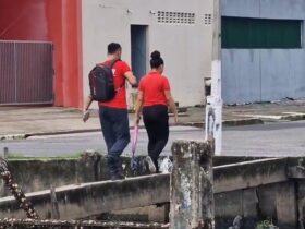Casal atravessando canal em Belém