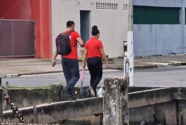 Casal atravessando canal em Belém