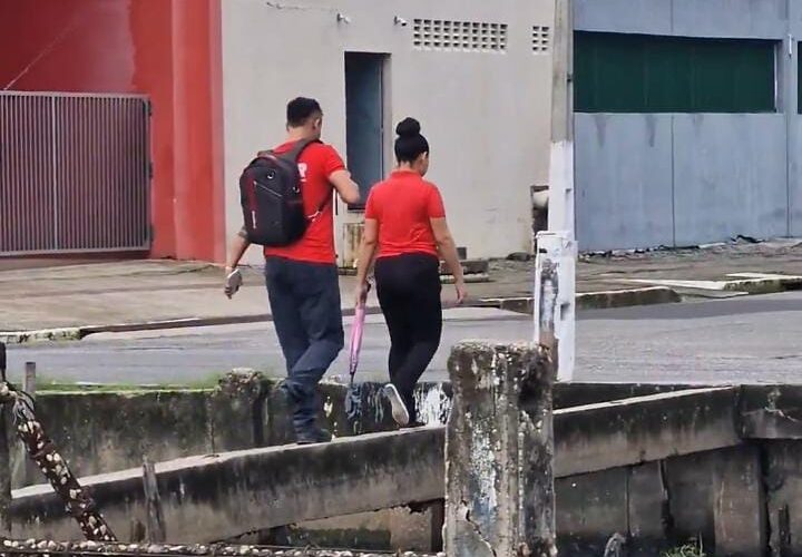 Casal atravessando canal em Belém