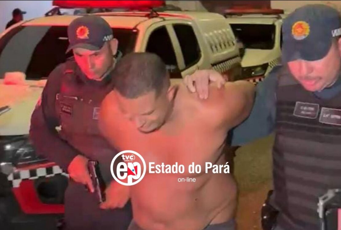 Suspeito sendo encaminhado à delegacia pela polícia