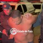 Suspeito sendo encaminhado à delegacia pela polícia