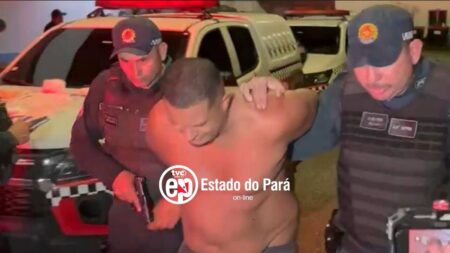 Suspeito sendo encaminhado à delegacia pela polícia