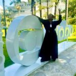 Leona Vingativa em frente à sede da Globo