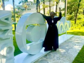 Leona Vingativa em frente à sede da Globo