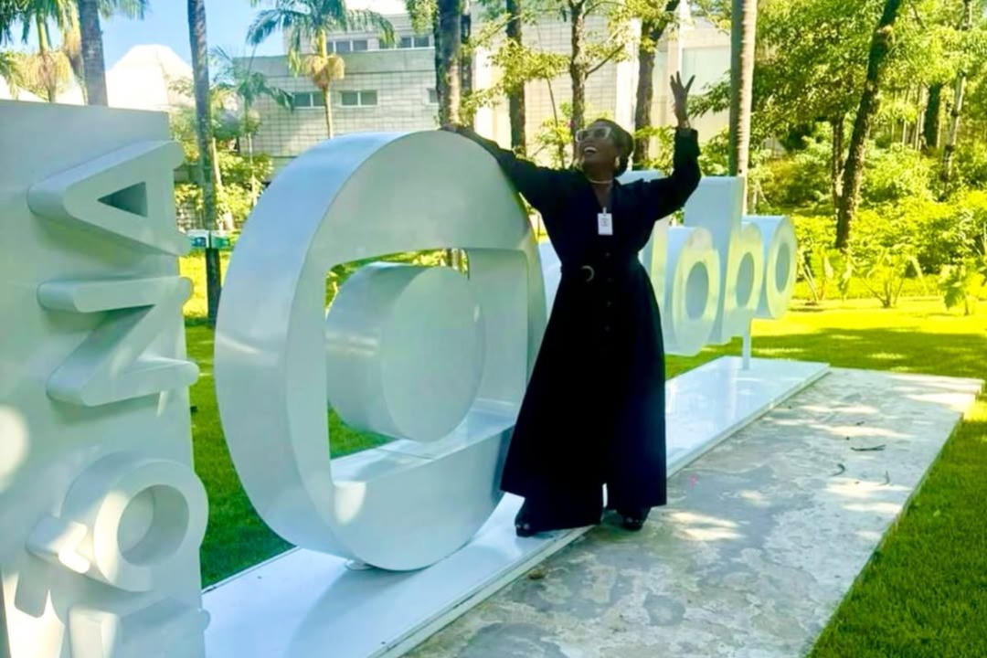 Leona Vingativa em frente à sede da Globo