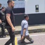 Suspeito sendo levado pela Policia Civil