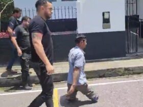 Suspeito sendo levado pela Policia Civil