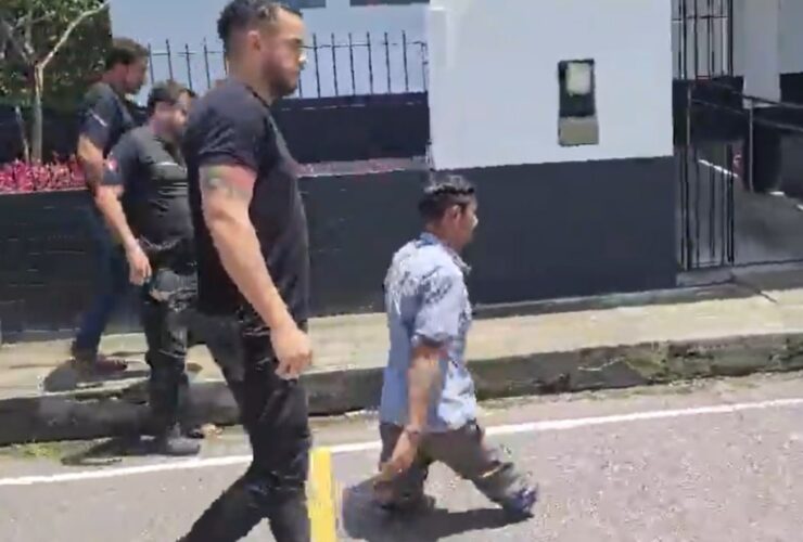 Suspeito sendo levado pela Policia Civil