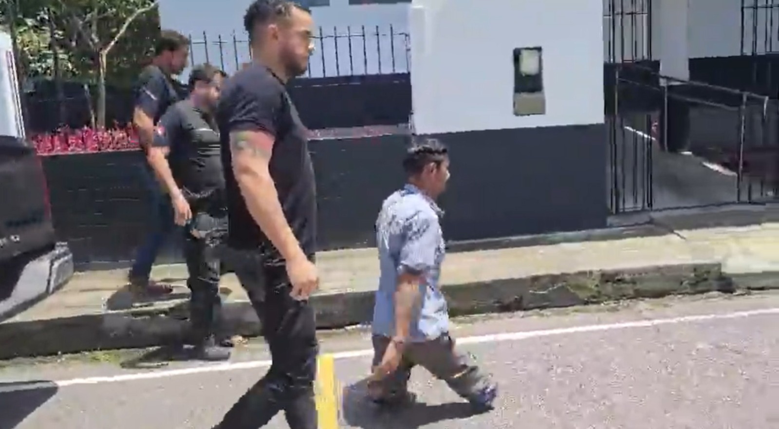 Suspeito sendo levado pela Policia Civil