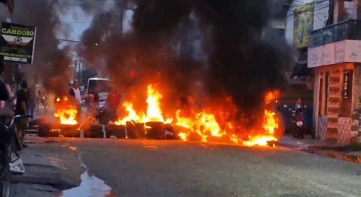 Barricadas pegando fogo em protesto em Ananindeua