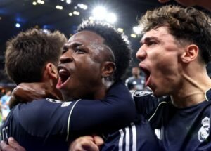 Time do Real Madrid comemorando gol