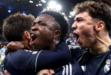 Time do Real Madrid comemorando gol