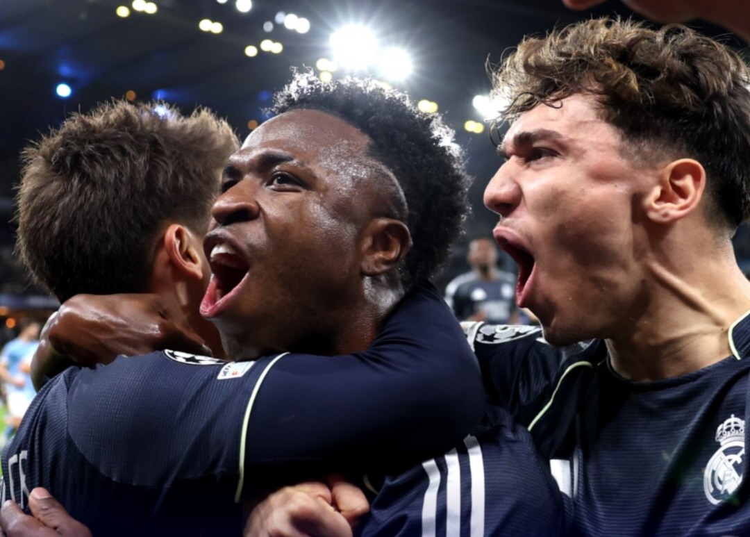 Time do Real Madrid comemorando gol