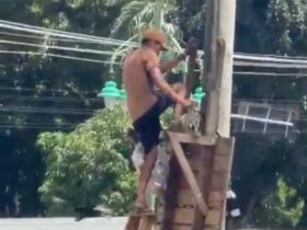 Homem em cima de escada danificando a câmera