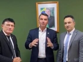 Candidatos perfilados em anúncio de candidatura