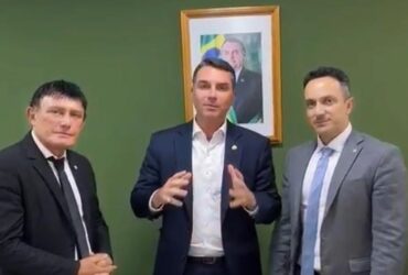 Candidatos perfilados em anúncio de candidatura