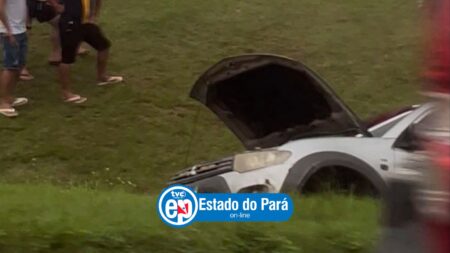 Carro tombado no canteiro da Av. Independencia