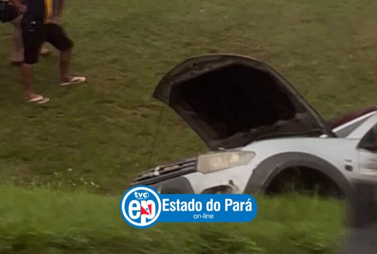 Carro tombado no canteiro da Av. Independencia