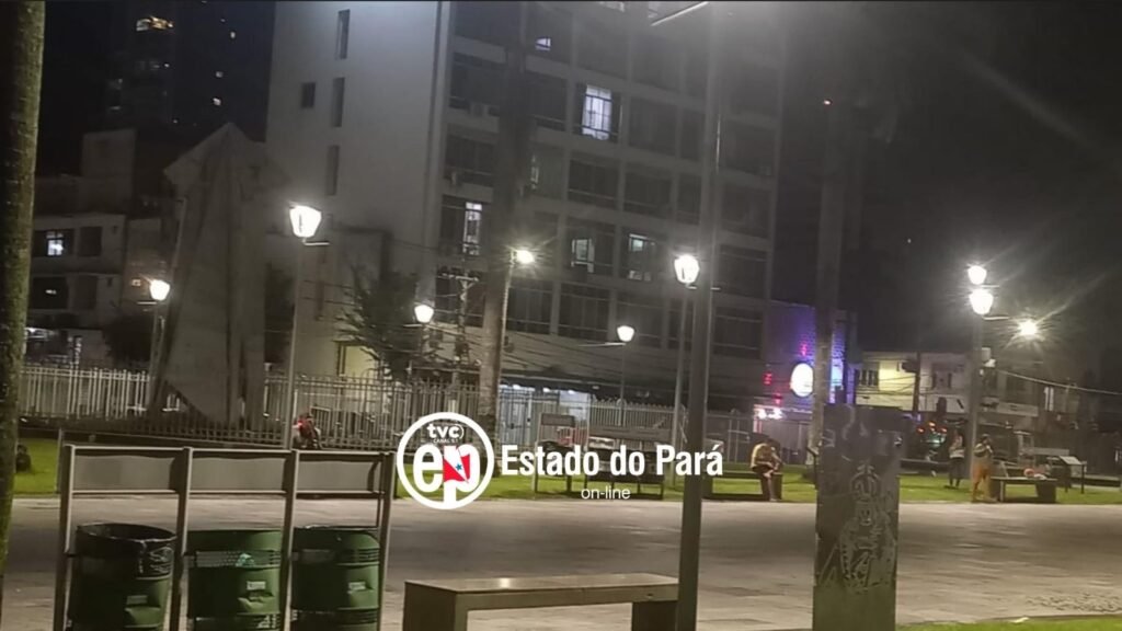 Praça do CAN iluminada