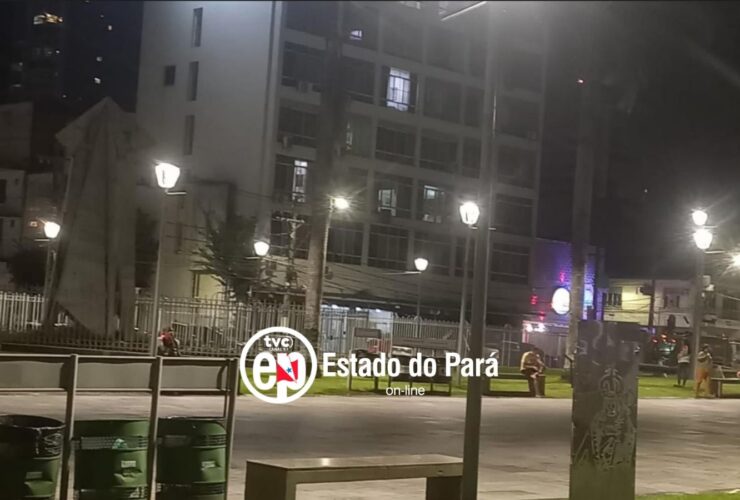 Praça do CAN iluminada