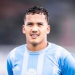 Jogador Juninho em ação pelo seu clube anterior