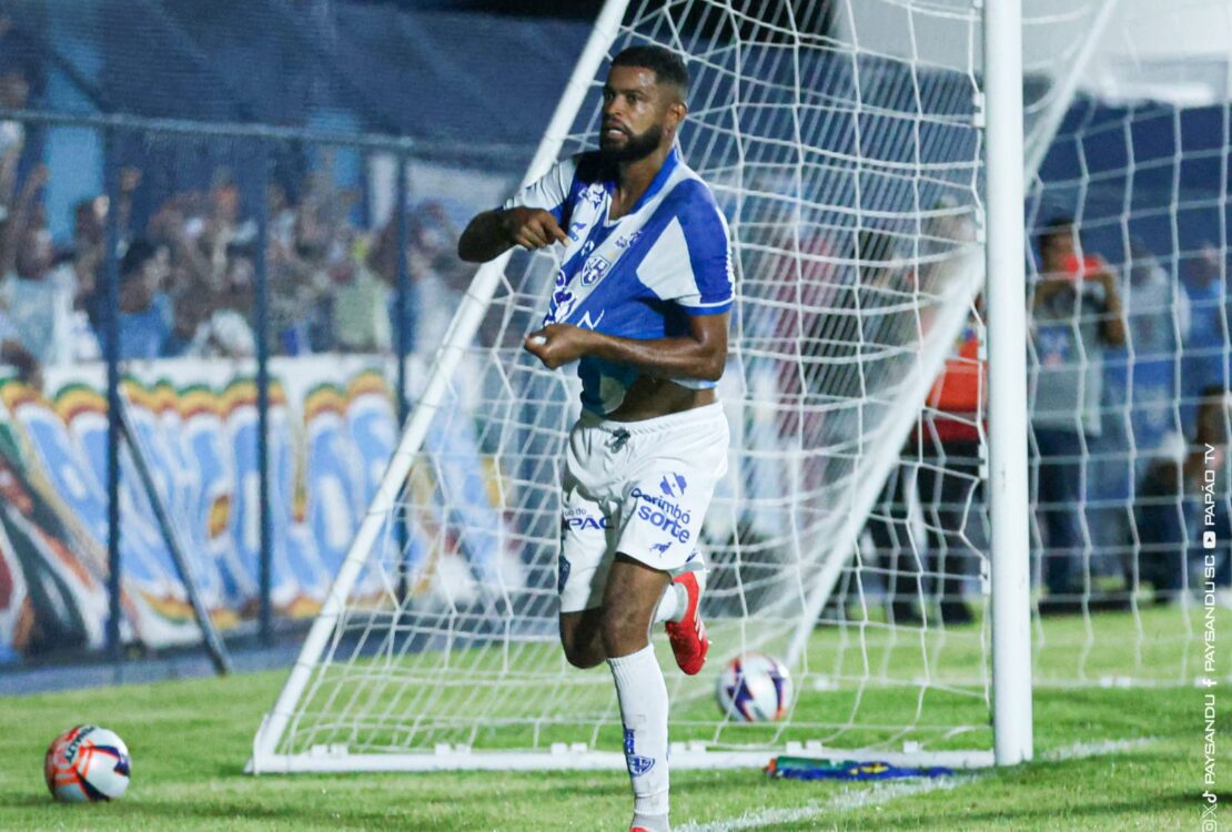 Jogador do Paysandu celebra gol no Modelão
