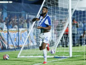 Jogador do Paysandu celebra gol no Modelão