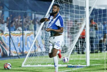 Jogador do Paysandu celebra gol no Modelão