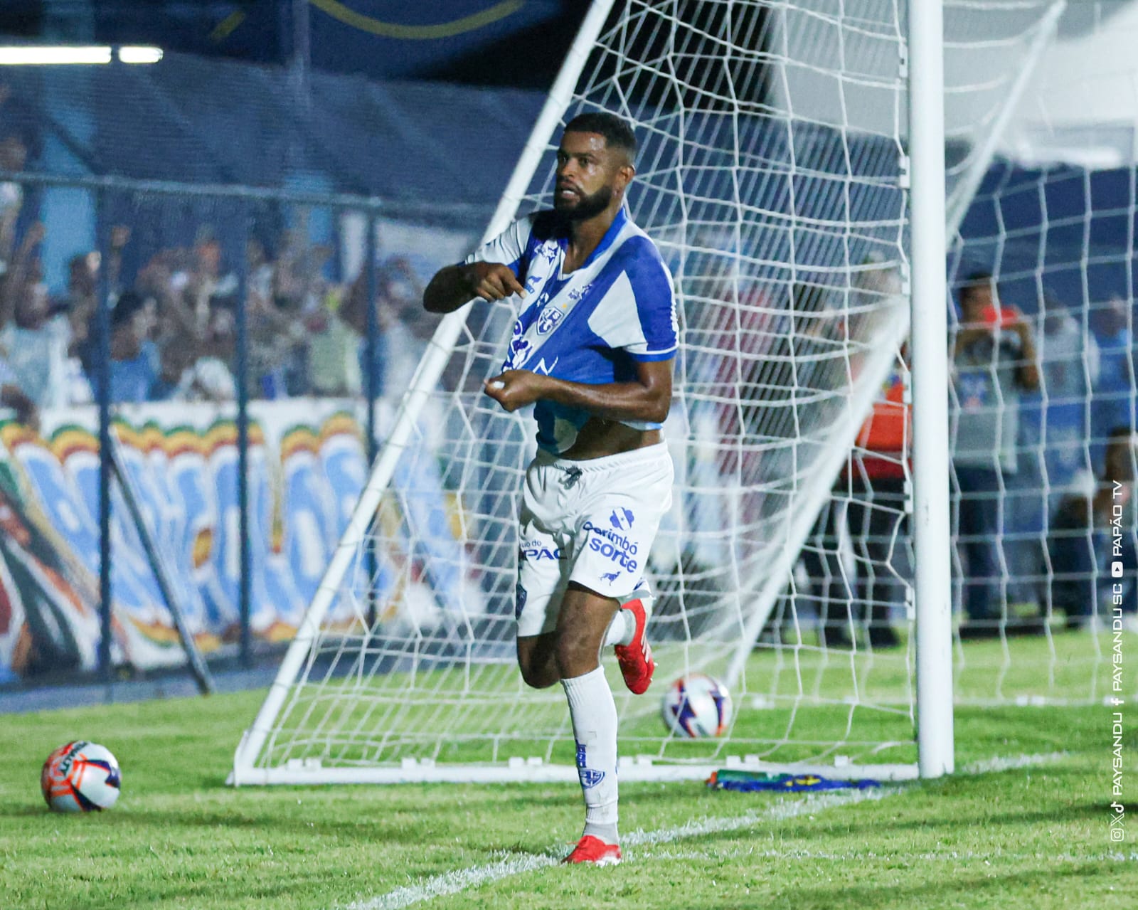 Jogador do Paysandu celebra gol no Modelão