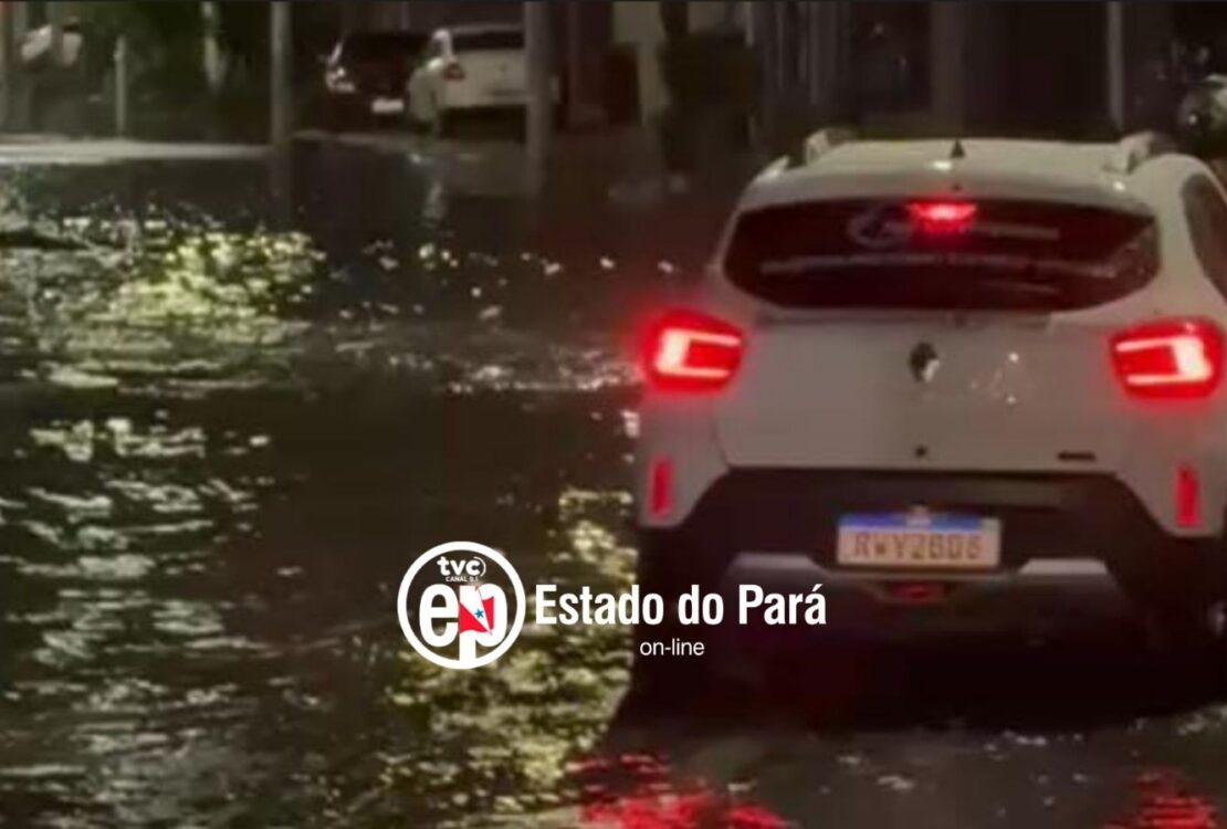 Carro enfrentando alagamento em Belém
