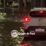 Carro enfrentando alagamento em Belém