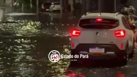 Carro enfrentando alagamento em Belém