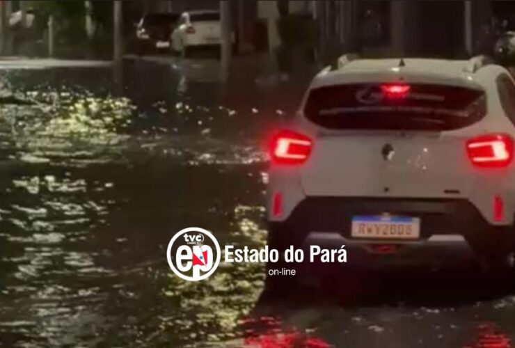 Carro enfrentando alagamento em Belém