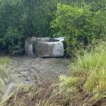 Carro virado na beira da estrada