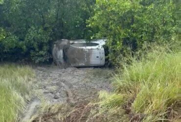 Carro virado na beira da estrada