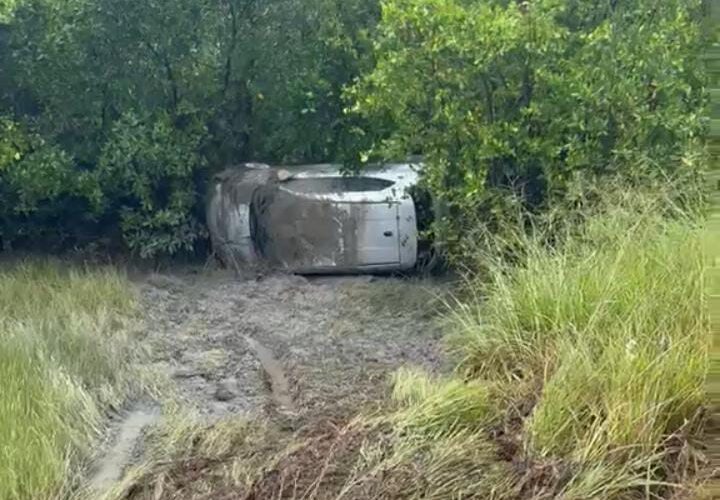 Carro virado na beira da estrada