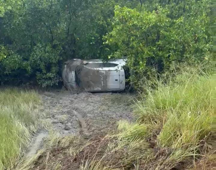 Carro virado na beira da estrada