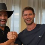 Cowboy e Jonas de mãos dadas em reencontro