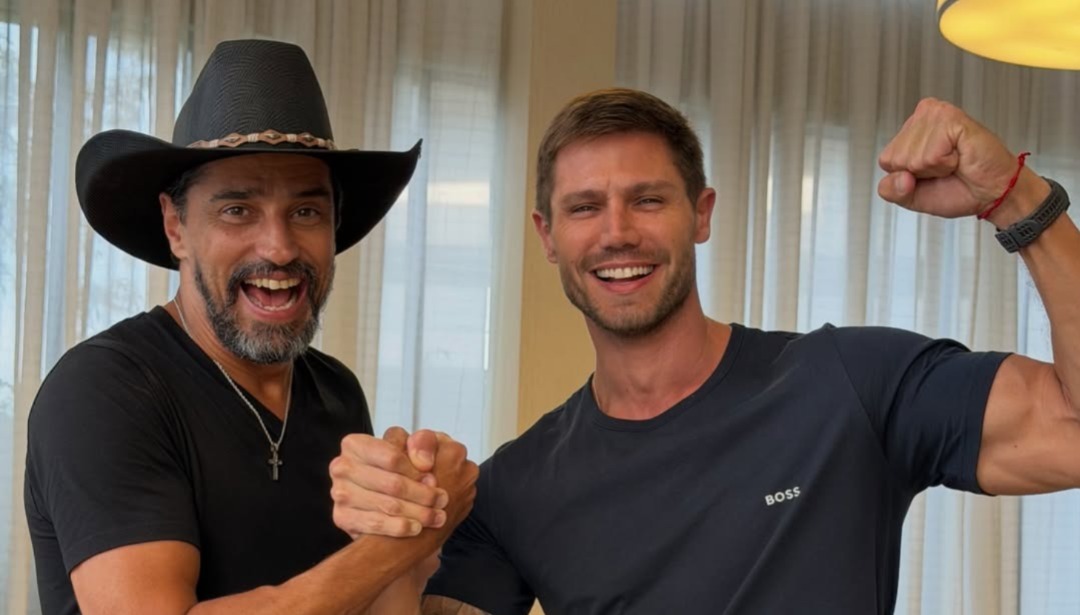 Cowboy e Jonas de mãos dadas em reencontro