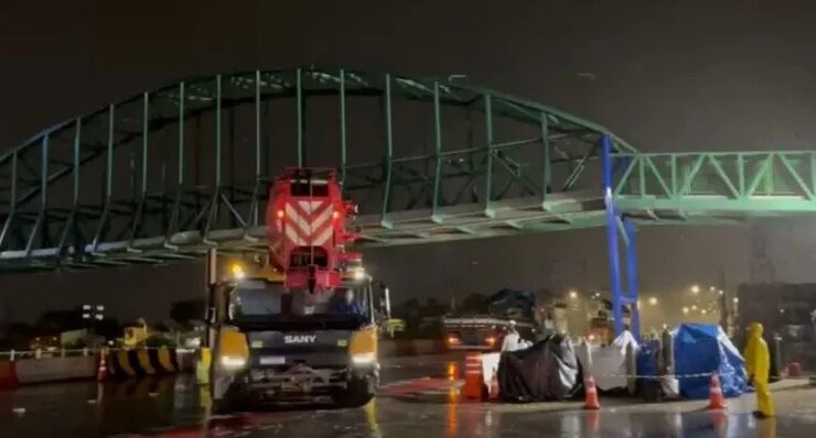 Equipes atuam na remoção da passarela, em Belém.