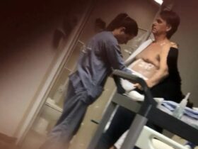 Foto mostra Jair Bolsonaro em hospital.