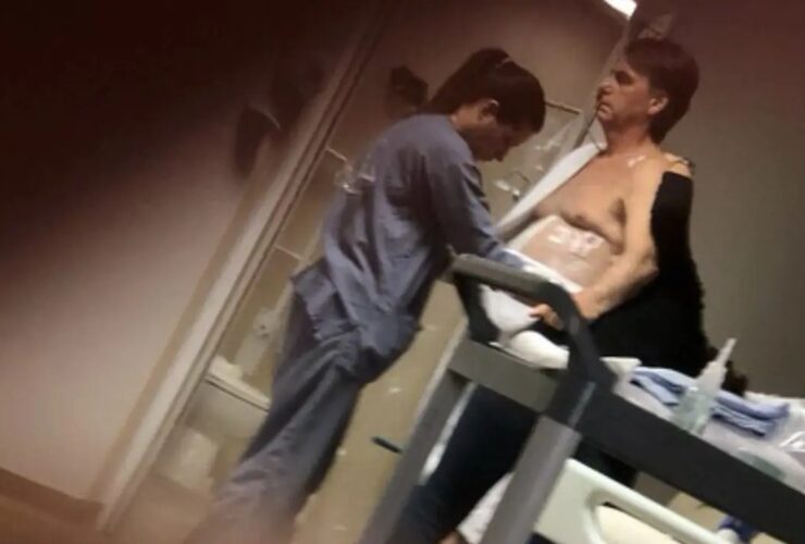 Foto mostra Jair Bolsonaro em hospital.