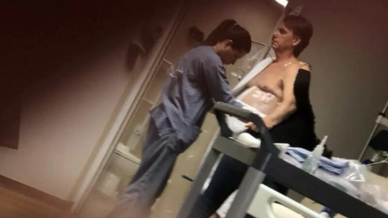 Foto mostra Jair Bolsonaro em hospital.