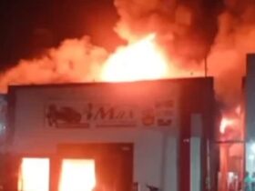 Chamas consomem loja em São Félix do Xingu.