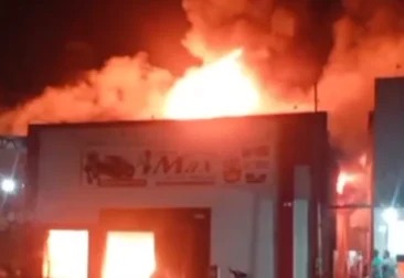 Chamas consomem loja em São Félix do Xingu.