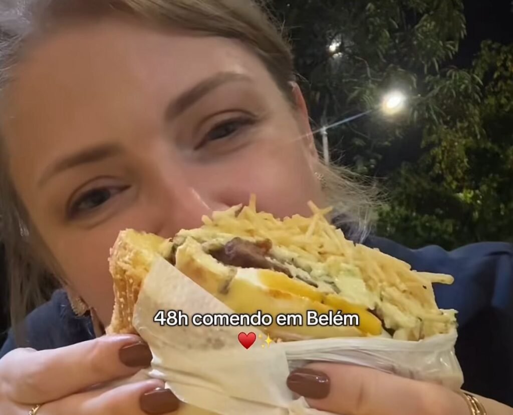 Inlfuenciadora segura um tradicional sanduíche de Belém.