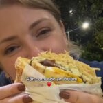 Inlfuenciadora segura um tradicional sanduíche de Belém.