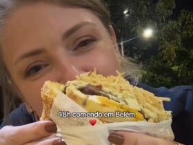 Inlfuenciadora segura um tradicional sanduíche de Belém.
