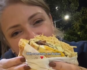Inlfuenciadora segura um tradicional sanduíche de Belém.