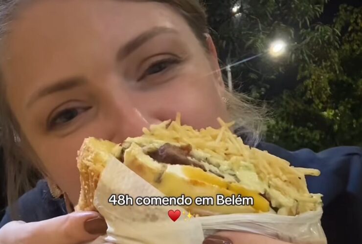 Inlfuenciadora segura um tradicional sanduíche de Belém.